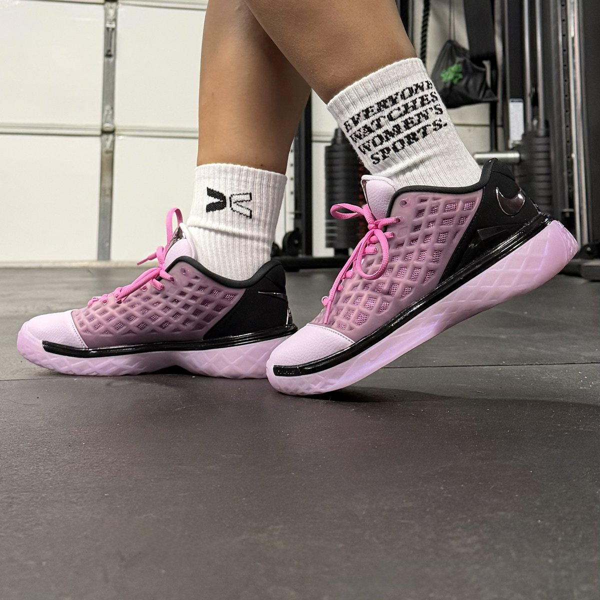 honeyMOmoney's tweet image. My favorite Kobe pickup this year thus far. Beautiful color and so comfy on feet 😌 Happy #FIREFRIDAYS ‼️ #KOTD 
👟 Kobe 3 Protro low Mamba Magic