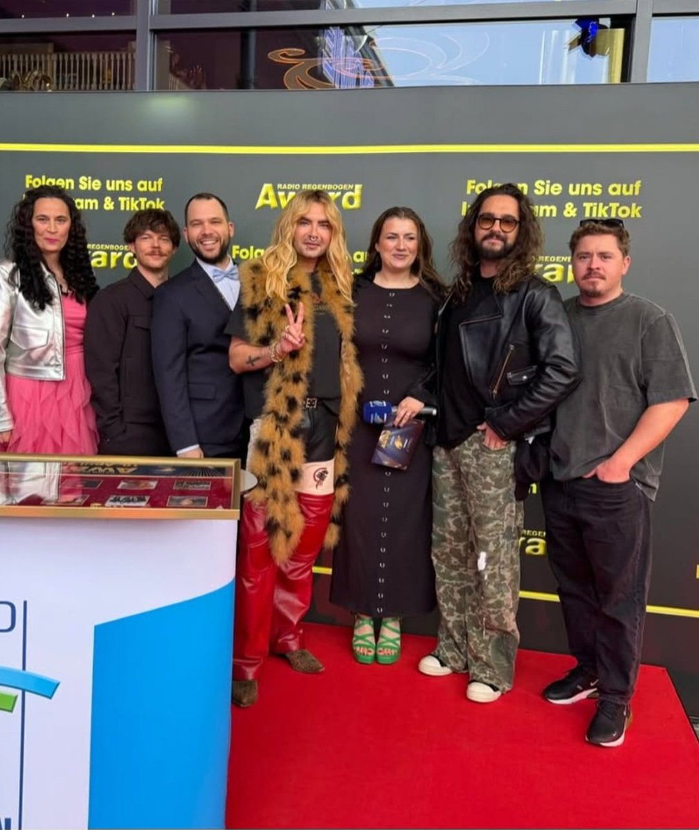 covered_in_gold_ tweet media