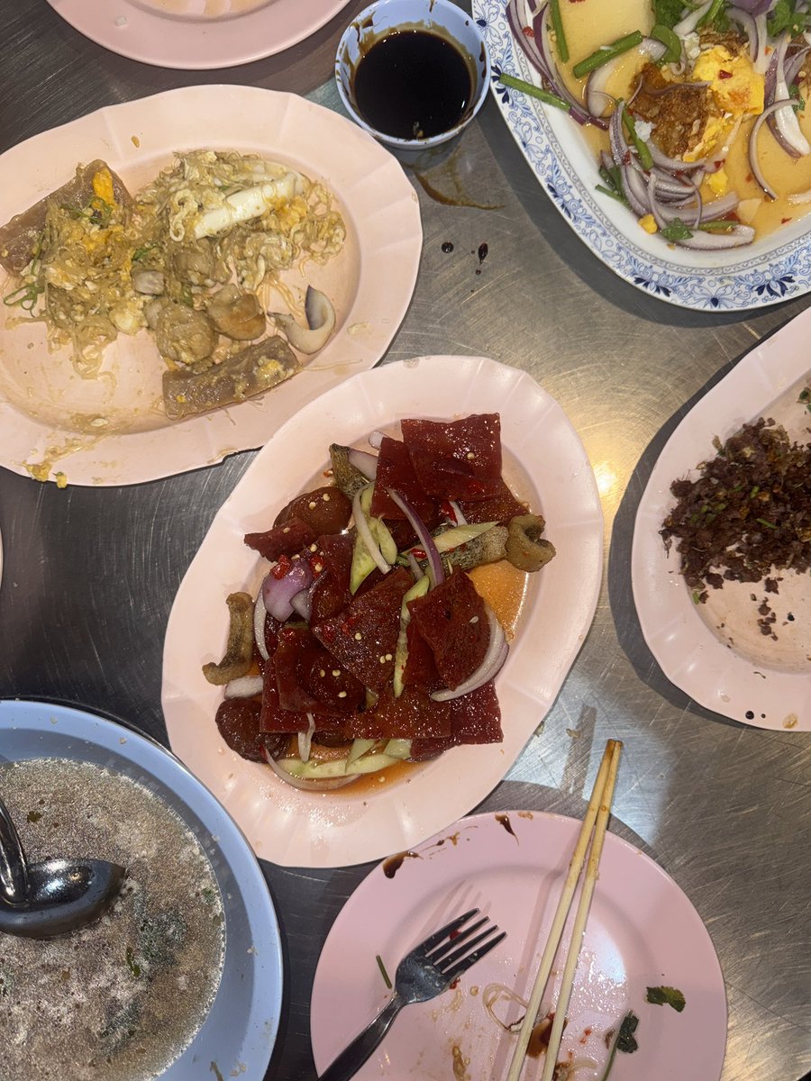 ￼while you hating on me, im eating 
ยำปลาสลิดหมูแผ่นทอดกุนเชียง 🙂‍↕️