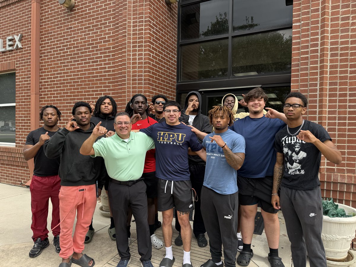 For or social media challenge we chose or Spanish Professor Brunette. We want to honor and appreciate him for teaching us a different language to use in the world. Thank your professor brunette! #StingEm #TearOffRood