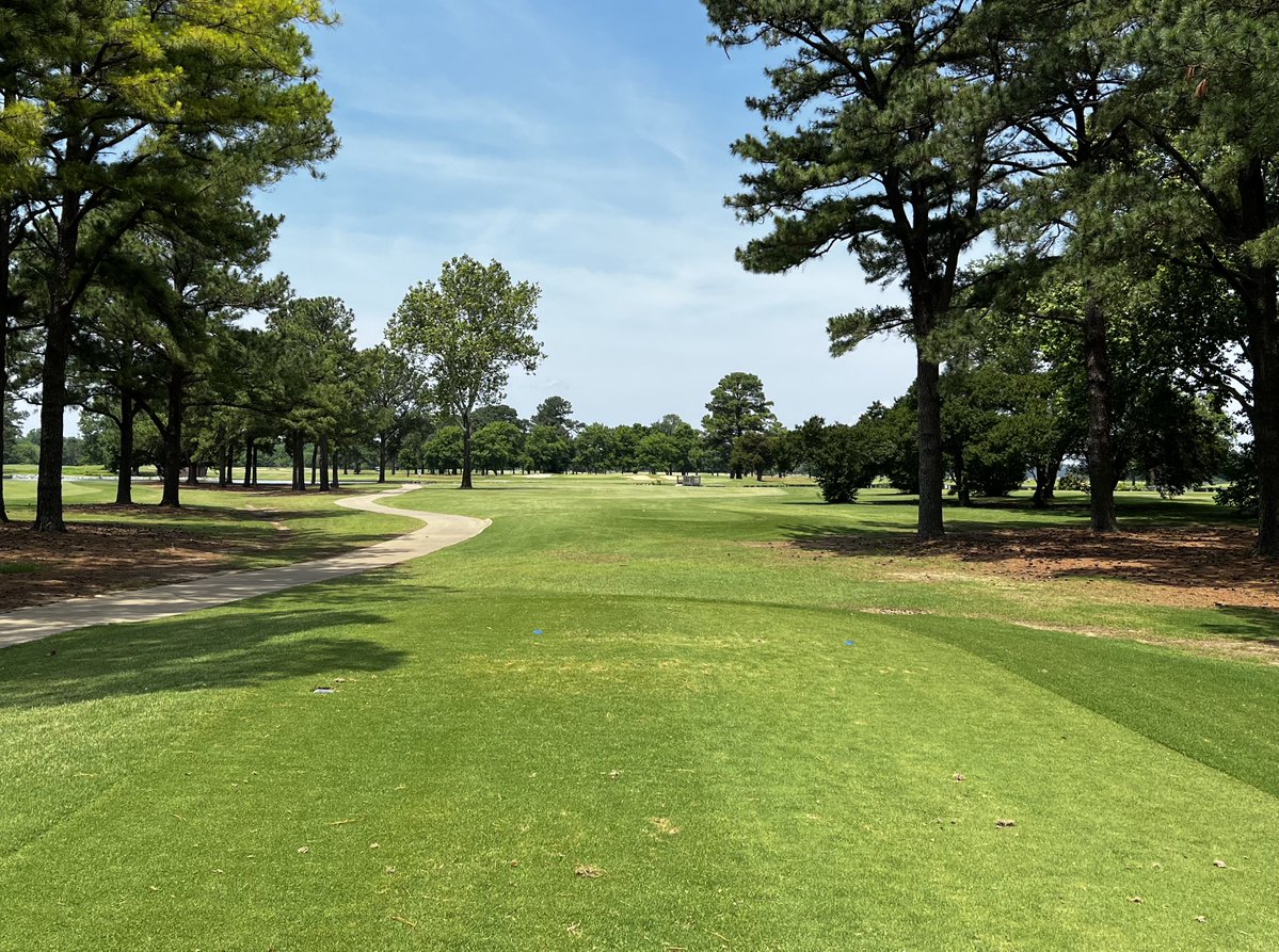 GolfEaglewood's tweet image. Friday is finally here, and it’s the perfect day to kick off the weekend! Who’s ready to hit the greens? 🌞 Grab your clubs, gather your friends, and book that tee time! #FridayFeeling #GolfTime #GolfNearMe