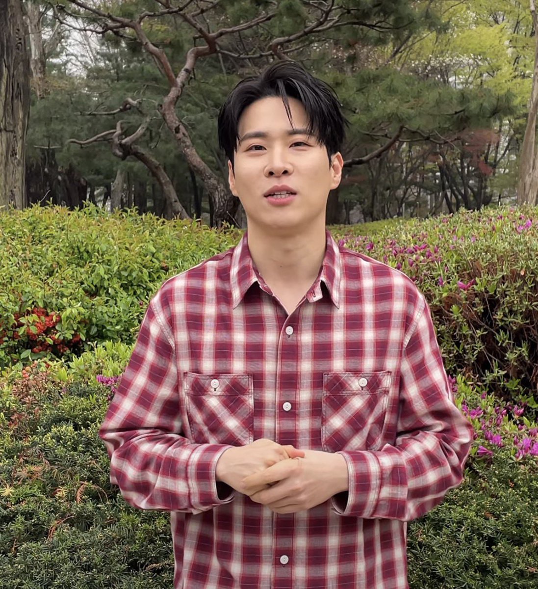 아니 근데 너무 예쁘다 진짜로 (계속 말함)
너의 눈코입
날 만지진 않았지만 네 손길
긴 속눈썹까지 다아아
여전히 널 느낄 순 없지만
멀리서 미모를 찬양해