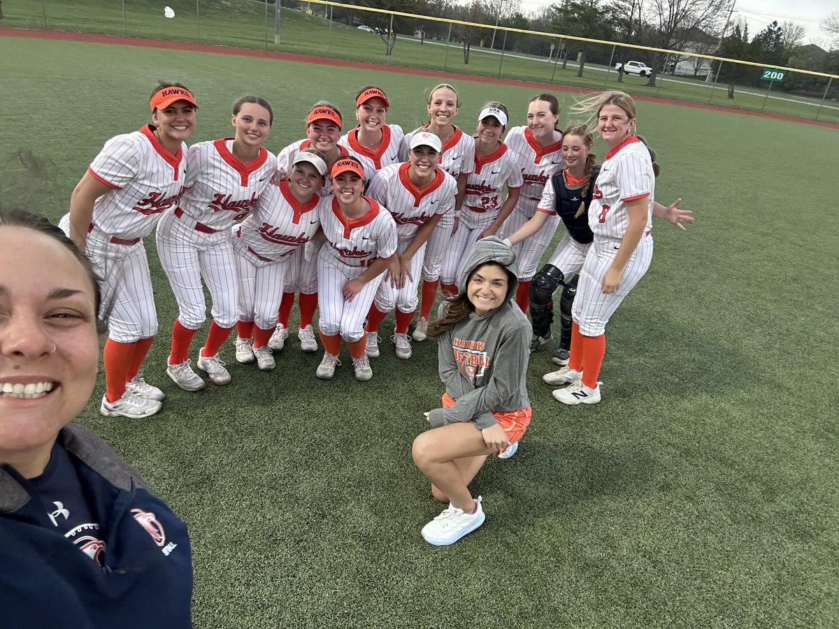 oehawkssoftball's tweet image. Hawks get the W vs. SMS 12-0 in 5 innings last night! @kjacquinot2028 throws the shut-out with 9 K’s! I think we can all agree our favorite part was the back-to-back 💣’s by our freshmen @JocilynnHughes and Addie Reichuber! More SFL action tonight! #Team&amp;gt;Self 💙🥎🧡