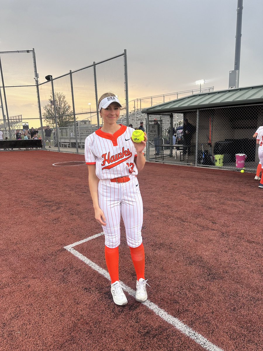 oehawkssoftball's tweet image. Hawks get the W vs. SMS 12-0 in 5 innings last night! @kjacquinot2028 throws the shut-out with 9 K’s! I think we can all agree our favorite part was the back-to-back 💣’s by our freshmen @JocilynnHughes and Addie Reichuber! More SFL action tonight! #Team&amp;gt;Self 💙🥎🧡