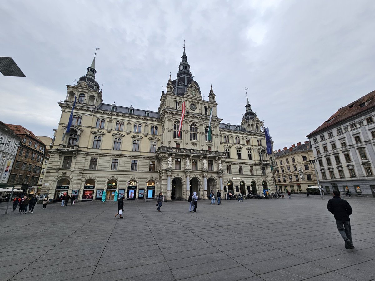 RJonTourUK's tweet image. Back for a return visit to #graz. 1st stop some #beerhall food and #beeroclock obvs...

My blog post from last visit photos from today...

rjontour.com/graz-austria/