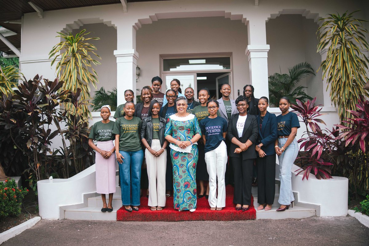 Eloquence360's tweet photo. Afin de marquer avec profondeur la clôture des différentes séances de Talk for Inspiring, un moment d’exception a été offert à nos 16 candidates, accompagnées de l’équipe de coordination.

Elles ont été reçues par Son Excellence Judith Suminwa Tuluka, @SuminwaJudith, Première Ministre, Cheffe du Gouvernement de la République démocratique du Congo.

Dans une atmosphère empreinte de simplicité, d’écoute et de bienveillance, loin des protocoles rigides, cette rencontre s’est transformée en un véritable échange cœur à cœur, celui d’une femme de pouvoir s’adressant à celles qui incarneront la prochaine génération de leadership féminin en République démocratique du Congo.

Un moment rare, humain et profondément inspirant.

Au fil des échanges, plusieurs dimensions essentielles ont été abordées :

• La portée historique et symbolique d’être la première femme à occuper une telle fonction au sommet de l’État, avec tout ce que cela implique en termes de responsabilité, de courage et de représentation.

• La foi en ses rêves, même lorsque l’horizon semble incertain, flou ou semé d’obstacles. Un message fort invitant chaque jeune femme à ne jamais renoncer à sa vision.

• Le parcours personnel de la Première Ministre, fait de défis, de persévérance et de détermination, illustrant que les grandes destinées se construisent dans la constance et la résilience.

• Enfin, des conseils pratiques et des orientations de vie, transmis avec sagesse, invitant les candidates à cultiver l’excellence, l’intégrité, le travail et la discipline, ainsi que le sens de l’engagement et du service envers la société et le pays.

Bien plus qu’une simple audience, cette rencontre a été une véritable transmission : celle d’une expérience, d’une responsabilité et d’un héritage à porter, dans un lieu hautement symbolique.

Nos candidates repartent enrichies, inspirées et conscientes que leur voix, leurs ambitions et leur engagement peuvent, eux aussi, transformer la société.