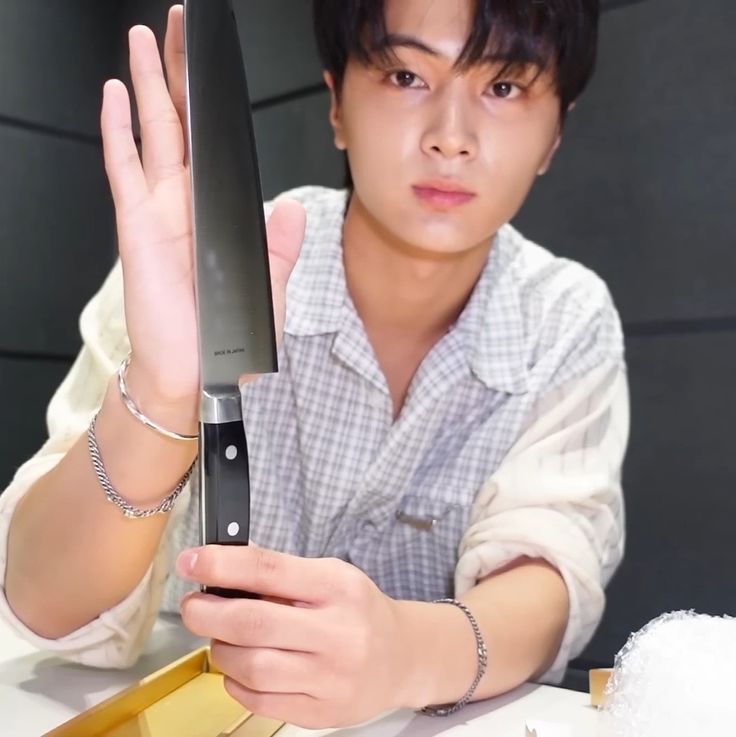 gencler saat 16.00 oldu bn hala sabah dershane dersleri disinda 1 bk calismadim simdi bn derse kacar su gordugunuz bicak var ya heh iste o bicak tag atmayanlarin..
#ENHYPEN_Is_Forever_sevEN
#BOYCOTT_BELIFT_until_Change