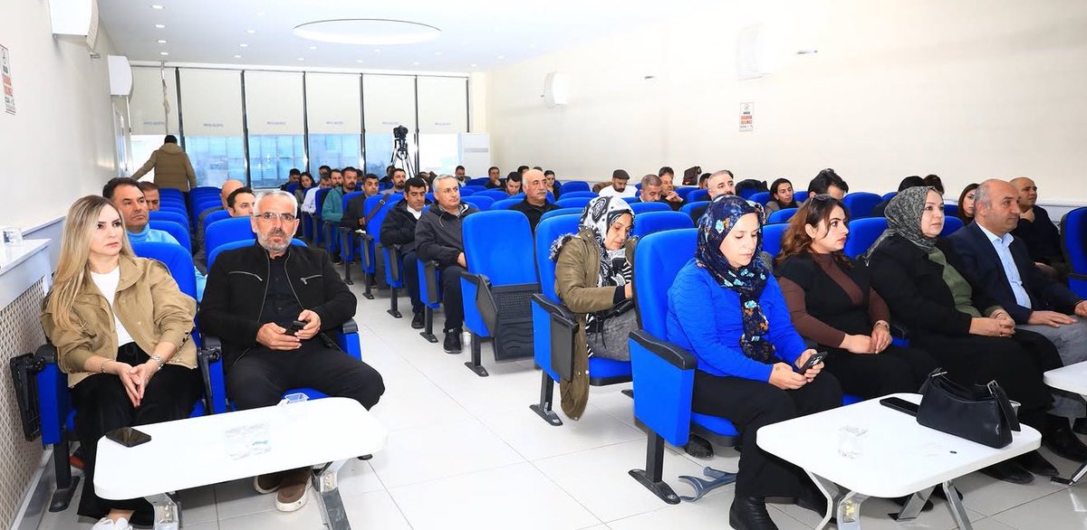 burhanvan's tweet photo. İpekyolu Belediyesi Meclisi Nisan ayı son oturumunu gerçekleştirdik.

Faaliyet Raporları ve Denetim raporlarının açıklanması ile 
AK Parti gurubu olarak red verdiğimiz oylarımızla eksikliklerin ve yanlışlıkların düzeltilmesi amacıyla görüşlerimizi bildirdik.

Borcu artmış ve hizmette gözle görülür bir durum söz konusu olmadığıyla ,
2026 yılının İpekyolu halkı için hizmete dönüşecek kararların uygulanması dilekleriyle bir sonraki ay buluşmak ümidiyle…
Hoş kalın.
@Akparti 
@abuyukgumus 
@MustafaAlkayis 
@YavuzKusanVan