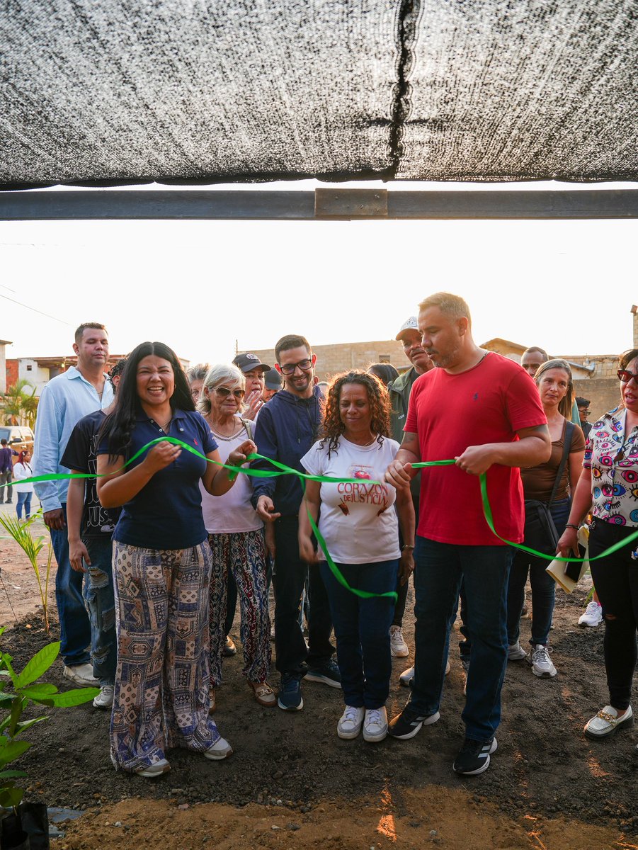 Alcaldiabna's tweet photo. 🛝🥅🌱La alcaldesa Sugey Herrera junto al gobernador Luis Marcano  entregó importantes obras en la urbanización Los Vidriales Este de Tronconal II, ámbito de la comuna Luisa Cáceres de Arismendi, beneficiando directamente a 246 familias con espacios dignos y funcionales https://t.co/z6RrXMhabh