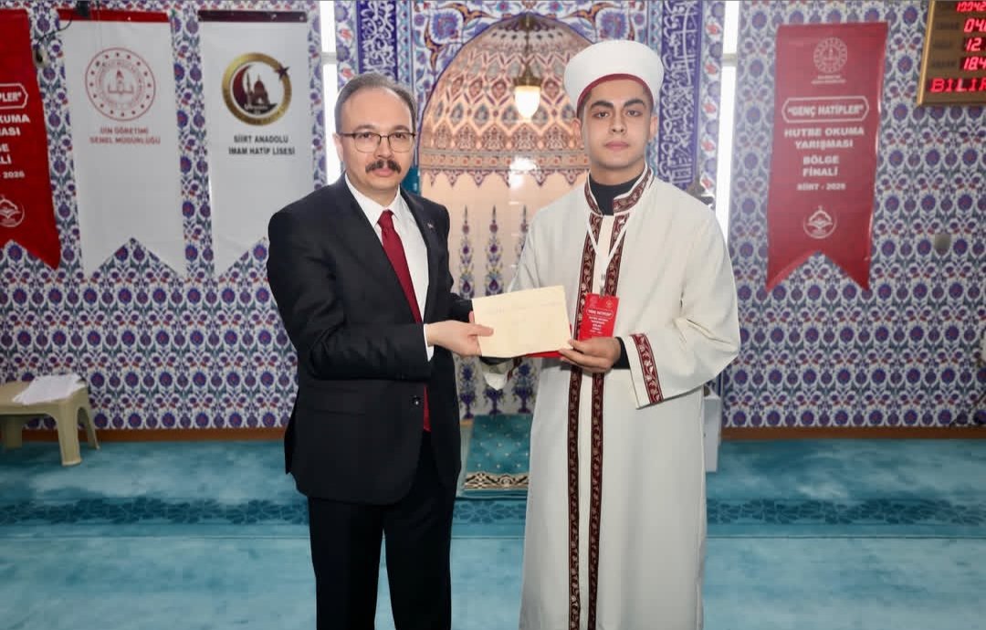 ElazigImam's tweet photo. İmam Hatip liseleri arasında düzenlenen Genç Hatipler Hutbe Okuma Yarışması Bölge Finali’nde, Öğrencimiz Hacı Mehmet Ekemen birinci oldu. Türkiye finalinde ilimizi temsil edecek.Emeği geçen öğretmenlere ve ailesine teşekkür eder, öğrencimize başarılar dileriz. @elazigmem @tcmeb https://t.co/sAVZC75s6X