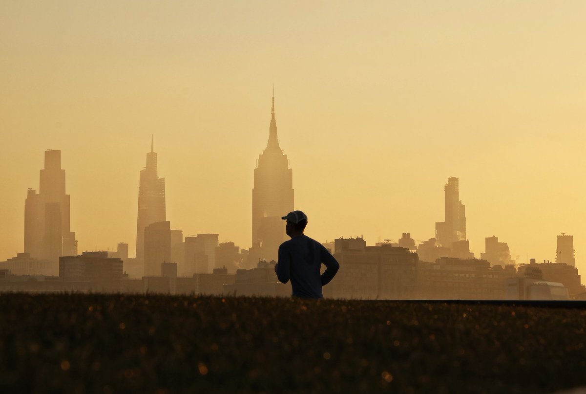 GaryHershorn's tweet image. Soft light as the sun rises in New York City, seen from Hoboken, NJ, Friday morning #newyorkcity #nyc #newyork #sunrise @empirestatebldg