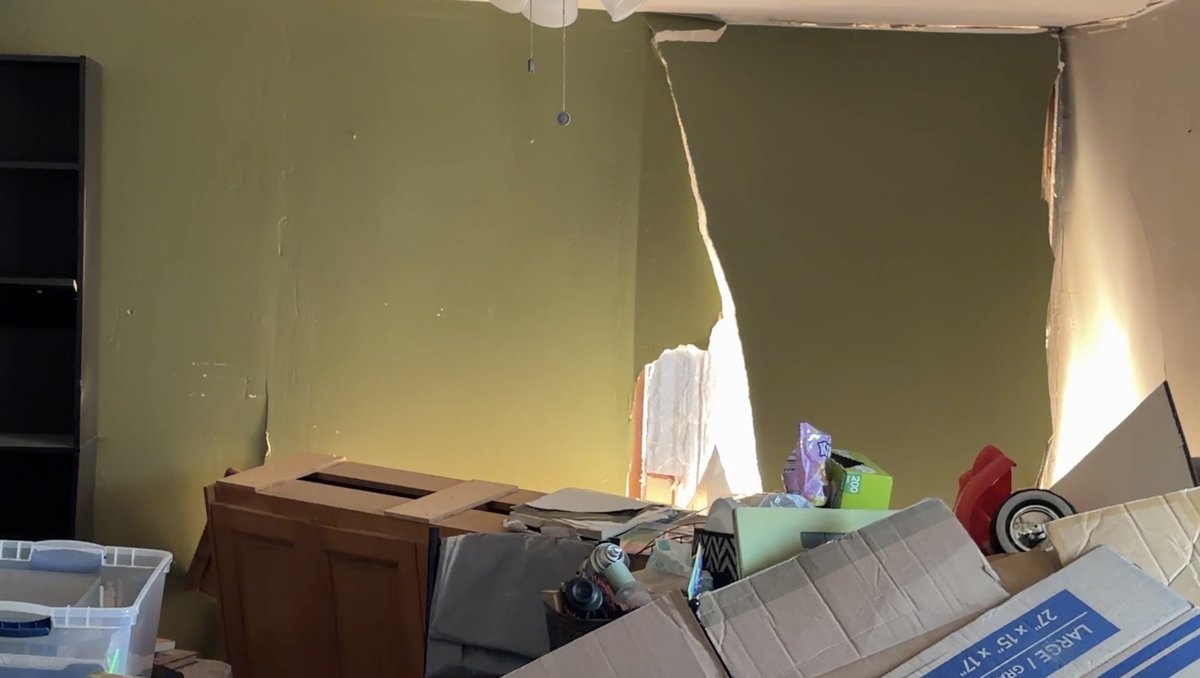 KOLDNews's tweet image. PICKING UP THE PIECES: #Tucson family speaks after alleged drunk driver crashes into, destroys their home &amp;gt;&amp;gt; tinyurl.com/32zph34b?utm_s…