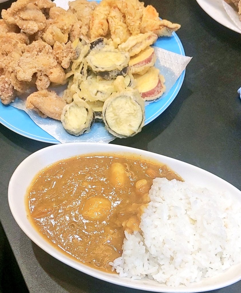 eritan_218's tweet photo. 飯テロ『第1907·1908弾』
お昼ご飯&amp;晩ご飯✨

昼…パン1つ🍞カレーヌードル🍜

夜…カレーライス🍛揚げ物類🍗
ʕ๑⃙⃘・н・๑⃙⃘ ʔﾊﾟｸｯ!ʕ "´༥`"  ʔﾓｸﾞﾓｸﾞ!

まさかのカレー被りwwwꉂꉂ(>ᗜ<*)
#くーまご飯の時間だよ https://t.co/HyoHyYPCT9