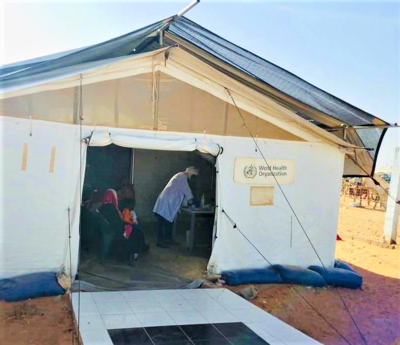OMS_Mauritanie's tweet photo. Au centre de tri du camp de réfugiés de #Mbera, les familles nouvellement arrivées bénéficient de séances de sensibilisation, de dépistage médical et de vaccination, avec l’appui du Ministère de la Santé, de l’OMS et des partenaires humanitaires, dont l’#UNHCR.
Une action coordonnée pour assurer une protection sanitaire immédiate des plus vulnérables.
#SantéPourTous #Réfugiés #Partenariat @Refugees @MSMauritanie @ONUMauritanie