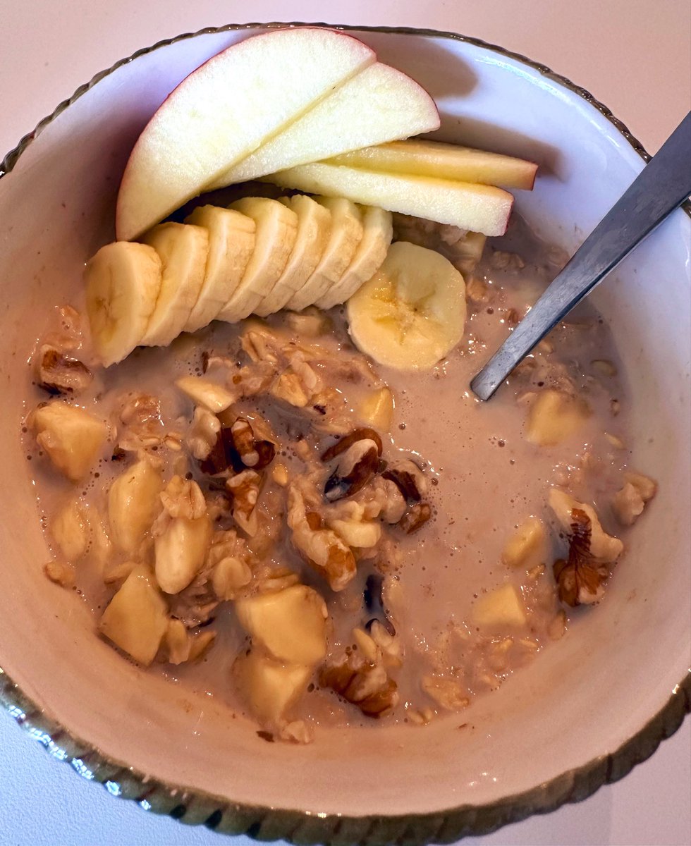 free_style_chef's tweet image. I am a bit obsessed with the cosmic crisp apples. They’re basically the perfect apple - crunchy, juicy, sweet. 

Greek yogurt bowl and oats adorned with it today. 

#breakfast #brekkie #oatmeal