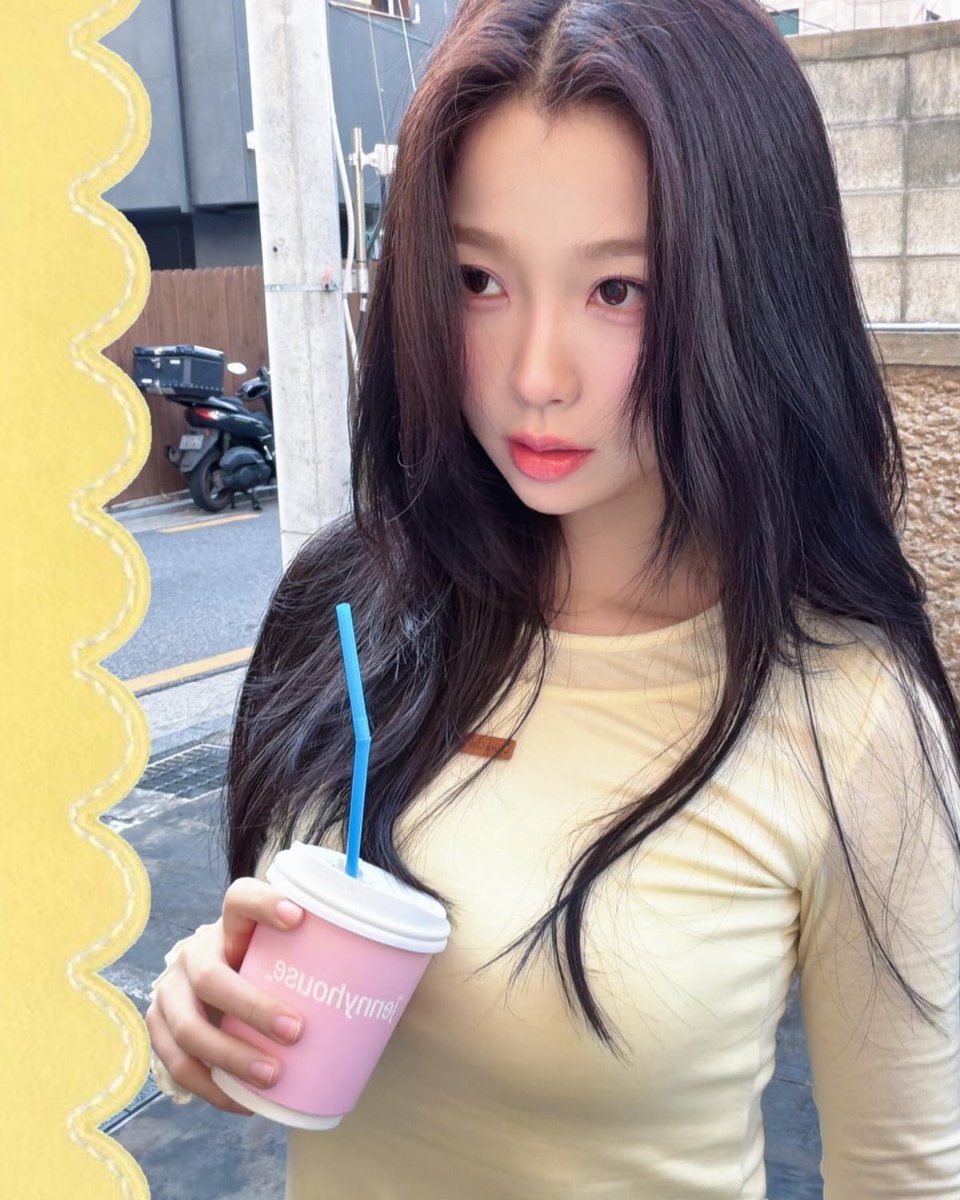 Eshteur's tweet photo. Beep, yellow butter c’reme! 🥯 https://t.co/PRaW3CS1aM