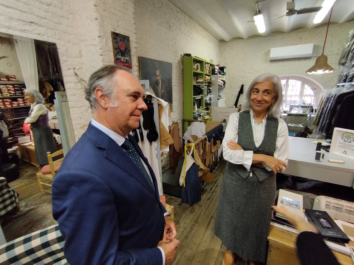 AAugstinV's tweet photo. Asisto al taller impartido por @okeanandco con motivo de los Días Europeos de la Artesanía, muy interesante e ilustrativo, enhorabuena 

@EmpleoJunta  @JuntaSevilla https://t.co/tJ3DS1V7AO