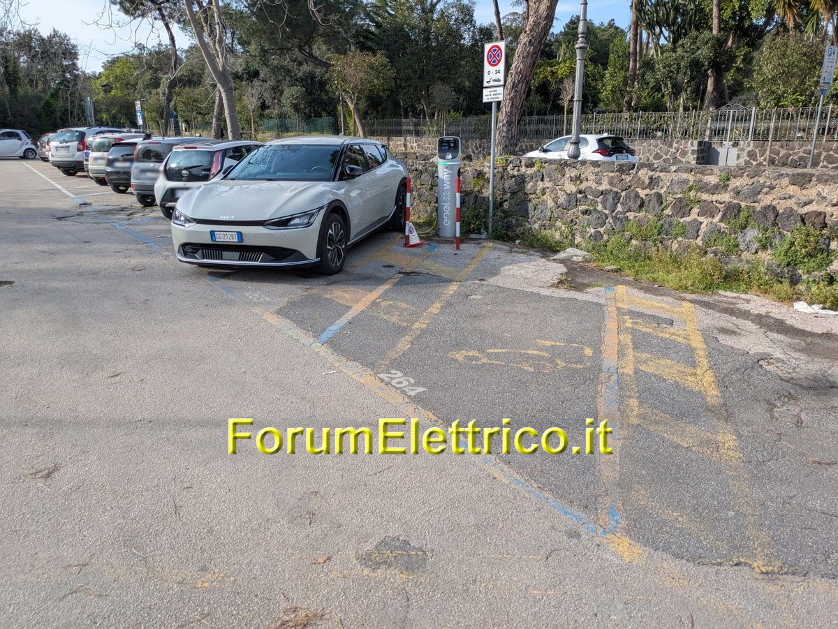 La colonnina Enel situata ad Ischia NA: tutto ok su entrambe le prese e questa è una delle poche colonnine pubbliche e sempre accessibili del comune di Ischia forumelettrico.it/forum/colonnin… #Ischia #napoli #enel