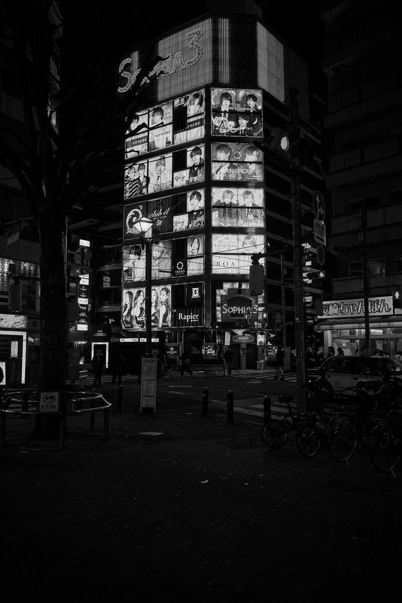 zauber2011's tweet photo. From spectacle to solitude—where does a person remain?

#StreetPhotography
#Monochrome
#UrbanLayers
#NightCity
#HumanScale https://t.co/wUkfldBshJ