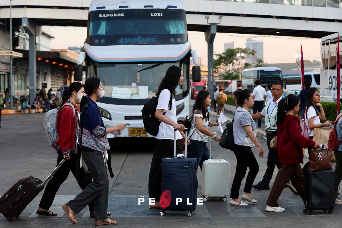 thepeople_co's tweet image. ‘กลับบ้านเรา’
.
ถึงแดดจะร้อนแค่ไหน ก็ไม่สามารถหยุดหัวใจประชาชนที่อยากกลับบ้านได้
.
ขอให้ทุกท่านเดินทางกลับ ‘บ้าน’ โดยสวัสดิภาพและมีความสุขตลอดช่วงวันหยุดปีใหม่ไทย 🩷
.
ภาพ: วันชัย ไกรศรขจิต, โสภน สุเสนา
.
#ThePeople #NationPhoto #กลับบ้านสงกรานต์ #สงกรานต์2569 #หยุดยาวสงกรานต์