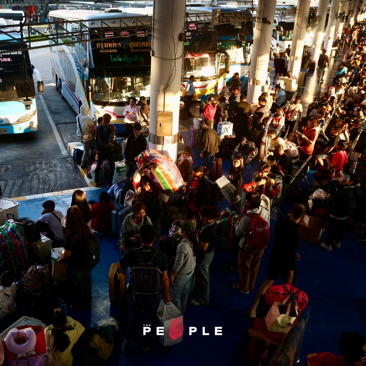 thepeople_co's tweet image. ‘กลับบ้านเรา’
.
ถึงแดดจะร้อนแค่ไหน ก็ไม่สามารถหยุดหัวใจประชาชนที่อยากกลับบ้านได้
.
ขอให้ทุกท่านเดินทางกลับ ‘บ้าน’ โดยสวัสดิภาพและมีความสุขตลอดช่วงวันหยุดปีใหม่ไทย 🩷
.
ภาพ: วันชัย ไกรศรขจิต, โสภน สุเสนา
.
#ThePeople #NationPhoto #กลับบ้านสงกรานต์ #สงกรานต์2569 #หยุดยาวสงกรานต์