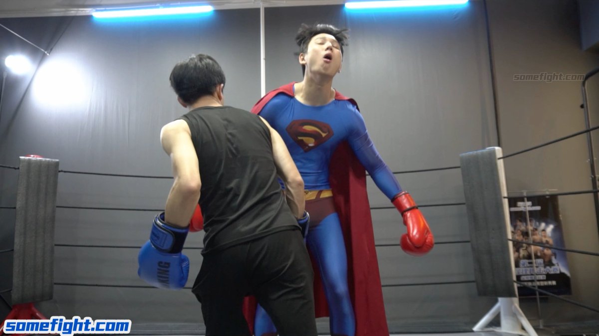 BADJ11985961's tweet photo. 暗黑打手俊杰拒不投降,高壮的周角超人正要给出最后一击时却被打手挡下,反遭一记腹部重击当场气势骤失......(2/4)
Somefight sfmm-85
Jiao vs. Jun Jie
#周角 #sfmm85 #Jiao #somefight #超人 #superman #hero #尚之格斗 #紧身衣 #虐腹 https://t.co/v6DuQTteZt