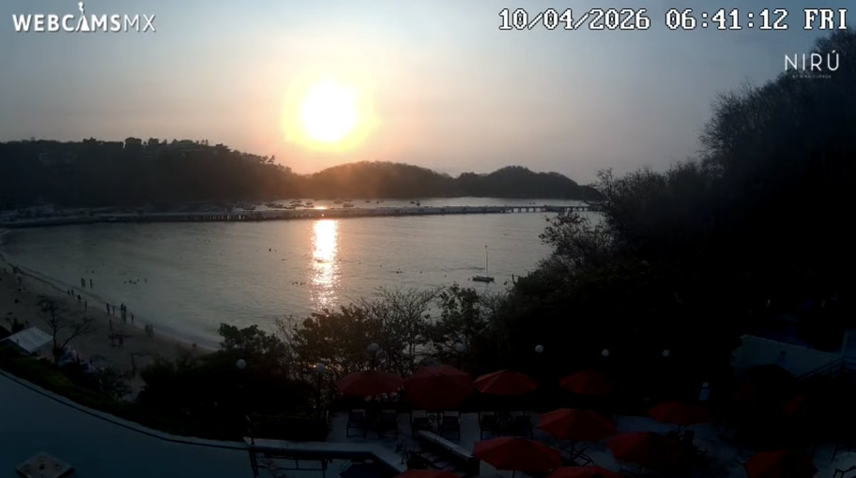 webcamsdemexico's tweet image. El fin de semana huele a sal, sol y arena 🌊
¿Cuál de estos destinos te está diciendo “vámonos ya”? 😎

- #Cancún desde Breathless Cancún Soul Resort &amp;amp; Spa @BreathlessRsrts 
- #CaboSanLucas desde SUR Beach House @BahiaCaboHotel 
#Huatulco, Bahía de Santa Cruz vía @BinniguendaHux