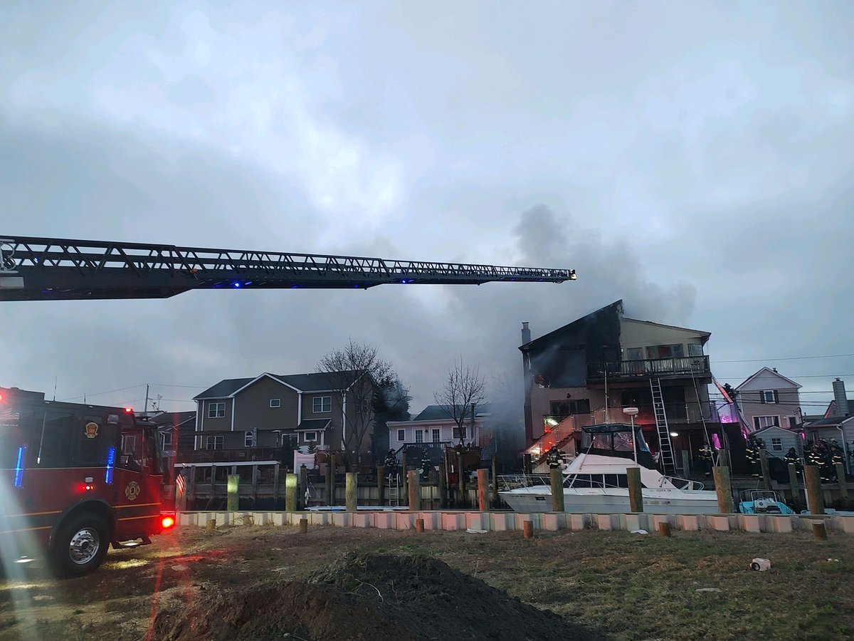 LIFireBuff's tweet image. Early This Morning
WANTAGH F.D.
🔥WORKING FIRE🔥 
2591 Peconic Ave
(seaford address)
matt_mahoney_fire_photography_ 
@johnfscalesijr 
#workingfire #longisland  #fire #ny #seafordny #nassaucounty
