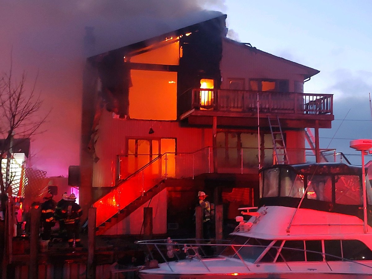 LIFireBuff's tweet image. Early This Morning
WANTAGH F.D.
🔥WORKING FIRE🔥 
2591 Peconic Ave
(seaford address)
matt_mahoney_fire_photography_ 
@johnfscalesijr 
#workingfire #longisland  #fire #ny #seafordny #nassaucounty