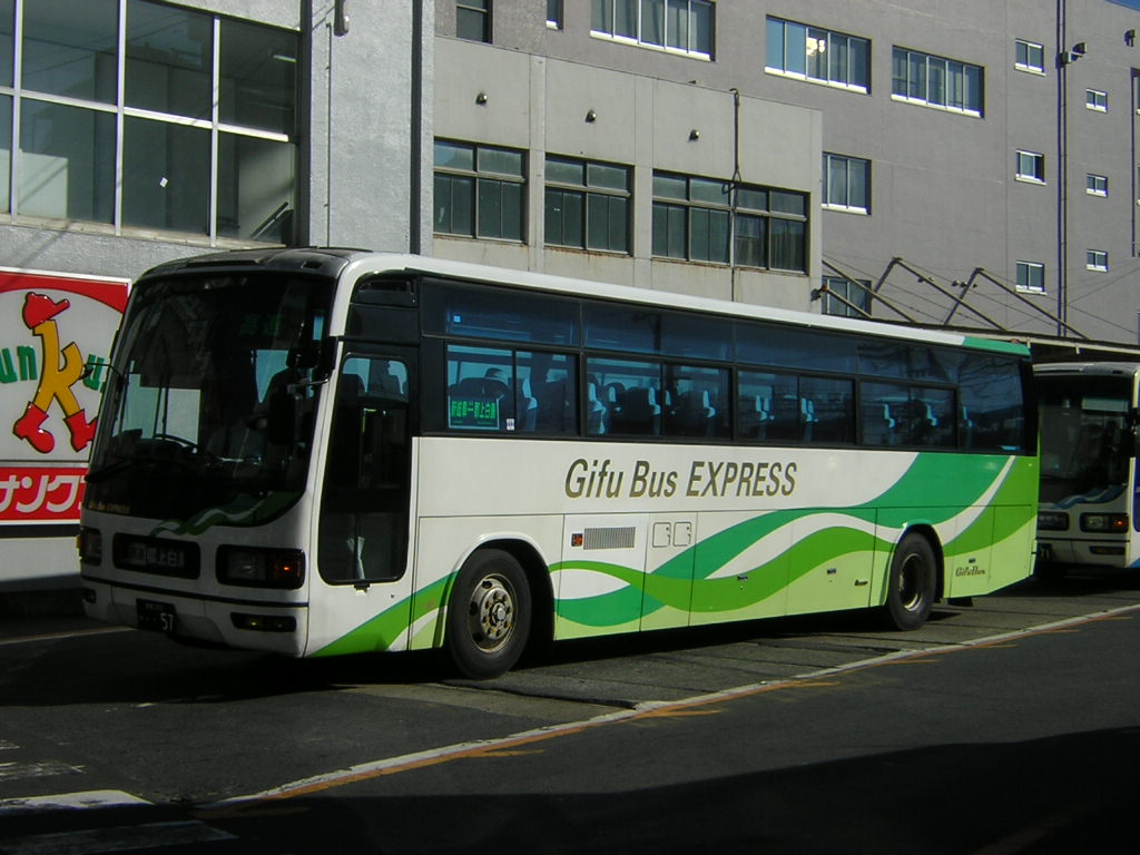 今は見れない塗装を貼る 岐阜バスの一般車両旧塗装はしぶとく残ってる 