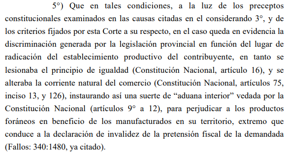 BlogDelContador's tweet photo. 🔴INCONSTITUCIONALIDAD DE ALÍCUOTAS DIFERENCIALES EN INGRESOS BRUTOS SEGÚN LUGAR DE RADICACIÓN

La Corte Suprema de Justicia de la Nación hizo lugar a la acción declarativa promovida por Pernod Ricard Argentina S.R.L. contra la Provincia de Santa Fe, declarando la inconstitucionalidad de normas locales que establecían alícuotas diferenciales en el impuesto sobre los ingresos brutos según el lugar de radicación del establecimiento productivo. 

El Tribunal entendió que el esquema tributario provincial configuraba una discriminación arbitraria que vulneraba el principio de igualdad, afectaba el comercio interjurisdiccional y configuraba una “aduana interior” prohibida por la Constitución Nacional, al gravar con mayor carga a contribuyentes sin establecimiento en la jurisdicción.