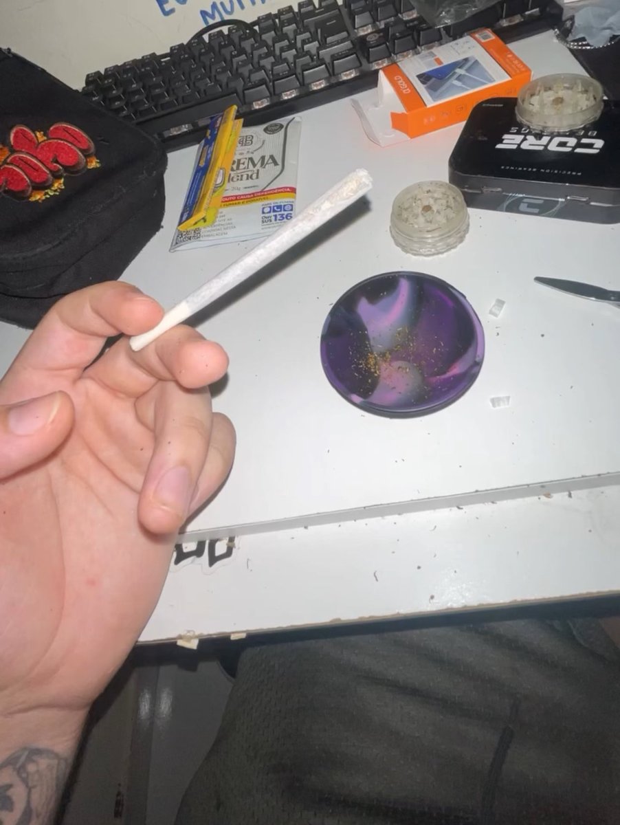 olha gnt esse menino fuma maconha e posta maconha ele pensa q é bonito fumar maconha