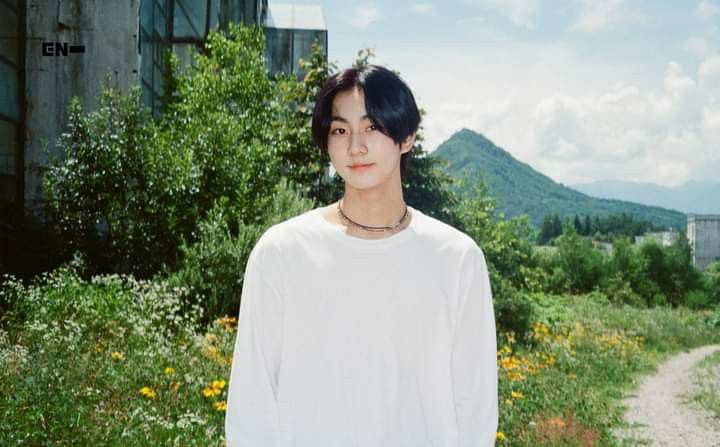 jungwonmy's tweet photo. jungwon &amp; garden were literally meant to be 🌱💚 https://t.co/dyHP4dDnlO
