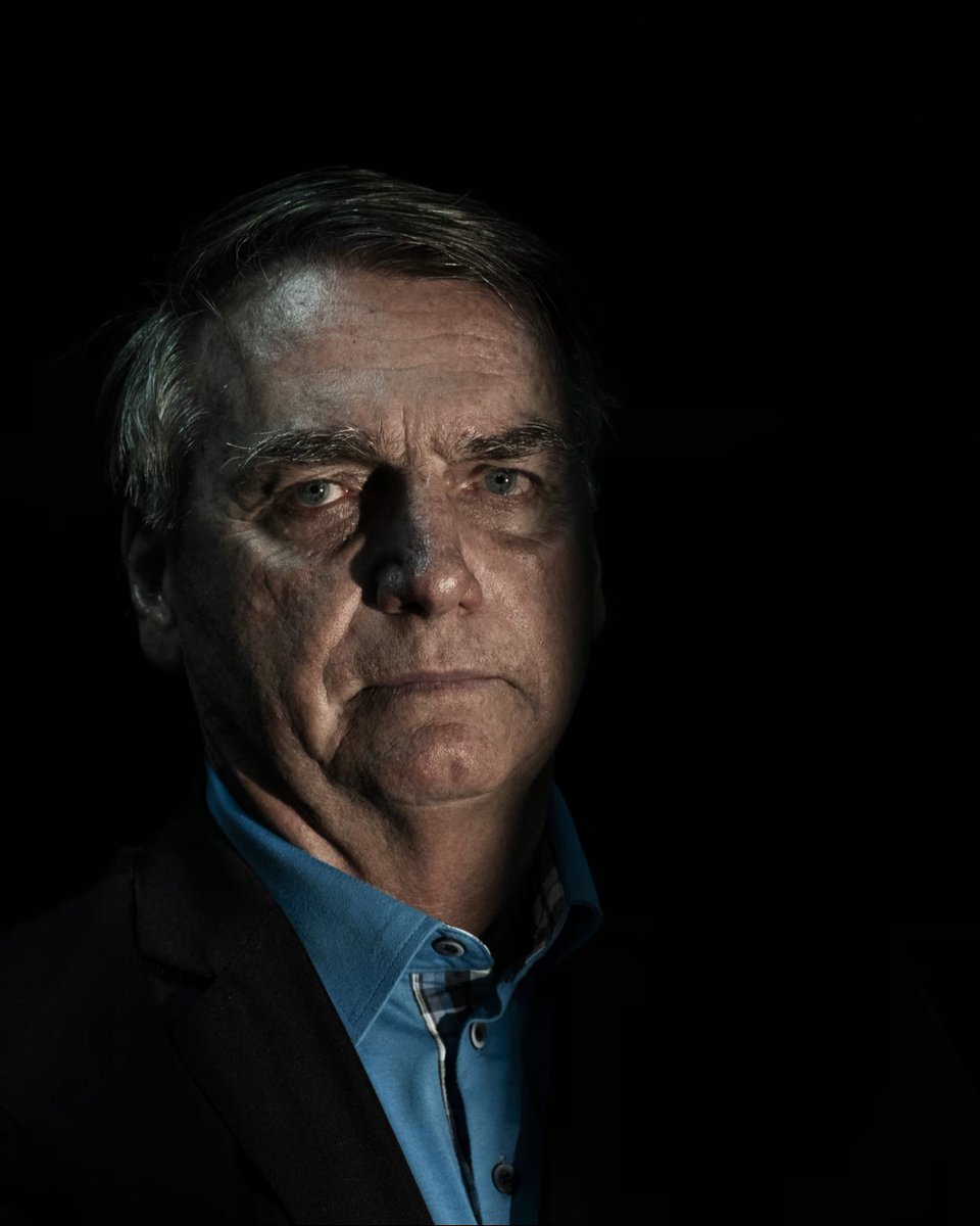 o_incensuravel's tweet photo. Estamos vivendo no país onde os chefes do sistema precisaram tentar apagar da existência o maior representante de uma vertente política somente para que pudessem continuar em paz com seus esquemas bilionários de corrupção. Para alcançar isso, escalaram um descontrolado sem escrúpulos disposto a destruir o Brasil inteiro, rasgando a constituição, corrompendo e deturpando tudo o que é bom e fortalecendo tudo aquilo que não presta, prendendo gente inocente, velhinhas e donas de casa ao mesmo tempo em que traficantes, estupradores e pedófilos são soltos em adiências de custódia.

Não é sobre idolatria, mas sim sobre racionalidade. Você não precisa gostar do Bolsonaro nem achar que ele é livre de falhas. Basta ver o nível de podridão dos seus maiores inimigos para saber de que lado você deve estar agora.

Essa missão não será cumprida. Fizeram tudo isso e vão falhar miseravelmente após a indicação de @FlavioBolsonaro. Seu pai pode estar isolado, retirado de vista, mas seu movimento continua mais vivo do que nunca. Serão derrotados pelo bolsonarismo.