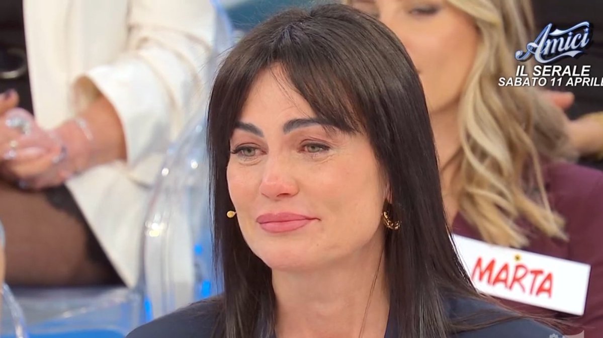 IlMondodellaTV's tweet image. #Guido: "Settimana scorsa siamo andati a vedere delle case, e dai tuoi occhi ho visto che una ti piaceva e senza dirti nulla l'ho fermata, quindi ti regalo un portachiavi così settimana prossima puoi mettere le chiavi..." ❤️
#uominiedonne