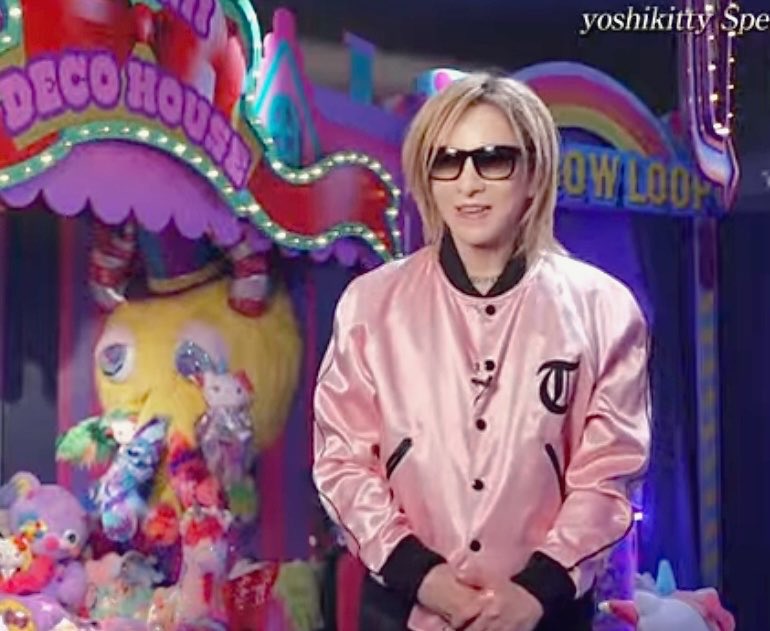 xy_forever8's tweet photo. YOSHIKIさんピンクの上着が似合う☺️
尚更お若く見えるー♪

ドリンク🥤を気に入られたみたいで、、でもお時間が無くゆっくり味わえずで少し悲しかったな。
＠YoshikiOfficial ＠YoshikiChannel https://t.co/85nM9zIXSL