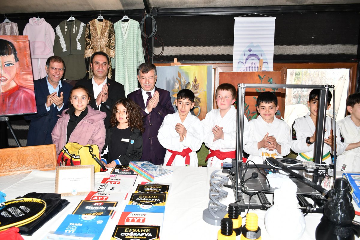 📌 Haleplibahçe Eğitim Otağı

Eyyübiye Belediyemiz bünyesinde gençlerimiz ve kadın kursiyerlerimiz tarafından dönem boyunca büyük emekle hazırlanan eserlerin yer aldığı sergi programına katıldık.

Milletvekilimiz Mehmet Ali Cevheri, Önceki Dönem İl Başkanımız Cuma Ağaç, İlçe