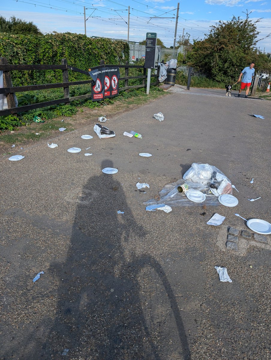 gonzological's tweet photo. This is @LeeValleyPark waste solution solution for the thousands of people who visit this area of the marshes. @wfcouncil you must engage with LVRPA over this. The E17 part of Lea valley is seriously threatened by the poor waste management. More has to be done. @SaveLeaMarshes https://t.co/wNlkSyAOl9
