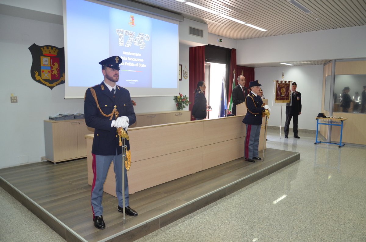 Italia_Moderata's tweet photo. Sentiti auguri alla Polizia di Stato che oggi compie 174 anni. https://t.co/pLEiv9kzAB