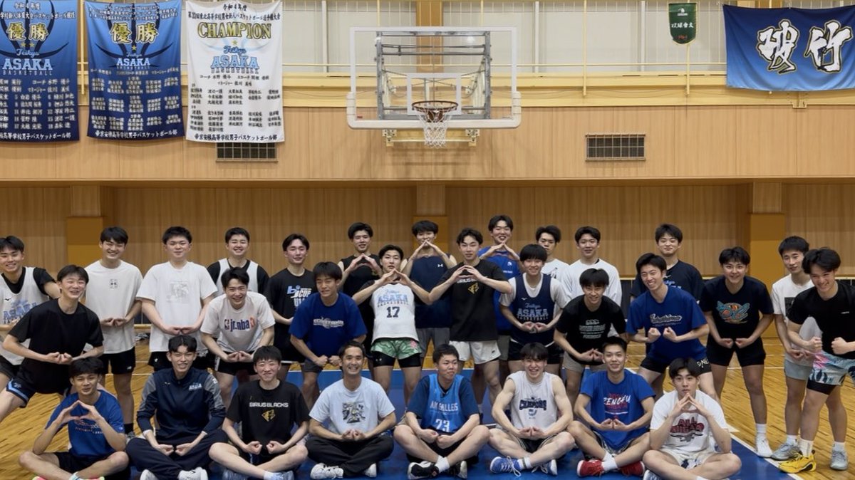 nbanotdankudake's tweet photo. ◆大和籠球@福島

1on1の能力が高い高校生男子に、大和籠球プリンストンを伝えてきました。

ピックも、ドライブも、スリーも、1on1もできる子たちに対してプリンストンを伝えるというのは、多くの場合、その良さを潰してしまうのでは？と思われがちです。

でも、

・1on1→崩し
に入ろうとすると強者に止められる。

・困ったらとりあえずピック
も同じです。

プリンストンとは何か。

・崩し→1on1
・味方を囮にして1on1
・オフボール2on2＋ピック

というオフェンスです。

崩しの中で、いつ��も1on1ができる。
崩しがあるから、1on1が���りやすい。

その面白さを僕も体感できました。

また、今日は5on5までやりましたが、
最初に話したのは、
「なぜ、形を取り入れるのか？」
ということ。

「形」と聞くとアレルギーが出る（型にハマるのではと嫌悪感を感じる）指導者、選手が多いかなと思います。

その気持ち、分かります。

僕も1on1大好き人間だったし、そんな形よりも圧倒的な「個の力」でチームを勝たせられる選手になりたいと学生時代は思っていたから。

でも、形（型）というのは、個性を縛るものではないのです。本来は。

本質は、
・いつでも安心できる場
・自分たちのリズムを作るもの
・スペーシングを整えてくれるもの

であり、

実はオフェンスではなく、
・"ディフェンスを"型にはめる
というのが裏の狙いです。

守り方を限定させる、ということ。

味方がどのように動くかを��め知っているから、ディフェンスを見ればいい。
ディフェンスの守り方が限定されるから、そのカウンターを予め準備できる。

型が個性を潰してしまうのは、
「型の活かし方（守破離）」を学んだことがないからです。

型は、安心を作る土台であり、いつ誰が攻めればいいのか、スペーシングとタイミングを整えて攻めやすくするためのもの。

大和籠球では、「Princeton Offense」がその「型」ですが、あくまで、その中心には「バックカット」があるので、形があるようでないオフェンスになります。

いつ誰がバックカットをしてもいい。

バックカットで形が崩れても、「プリンストンのパーツ」があればプレーが繋がる。

今日、初めてプリンストンを体験した指導者の方が
「水のように止まらないオフェンスですね」
とおっしゃってい��のですが、

まさしく、それがプリンストンです。

選手と対話しながら指導したのですが、選手たちも「楽しい」「面白い」「いつもと違うプレーが出てる」と言ってくれて、何よりでした。

今回は３時間（一コマ）の指導でした。

実は３時間で大和籠球プリンストンを5on5（Chin、エントリー、ボール運び）まで指導したの��初めてだったのですが、選手らの取り組み方が素晴らしく、プリンストンになりました。

※チームオフェンス構築は時間がかかるため、普段は２コマ、もしくは３コマ（２日間）で指導させていただいています。

プリンストンのPete Carrilさんが
「どんなオフェンスも30分あれば理解できる」
と言っているのを思い出し、

僕も今日、最後の30分でPrinceton Offenseの「５人の崩し（5on5）」を伝えました。

<指導内容>
・プリンストンとは何か？
・スクリーン鬼ごっこ
・RONDO（ノールックパス×スペーシング）
・バックカットの基礎（Dribble at）
・バックカット1on1
・ダブルパンチ（Playmaker spot）
・ダブルパンチ（Pinch post）
・Chinの基礎（5on0）
・ハーフ5on5
・オールコートSpain×Chin（エントリー、ボール運び）

３時間でプリンストンを創る

選手��が自ら考え、動き、プレーを繋げていく姿に、大和籠球プリンストンの価値を改めて感じました。

「和」を感じられる素晴らしいプレーがたくさんで、とても楽しかったです！

指導者の皆さん、選手のみんな、ありがとうございます！

※全国どこでも出���指導を行っています。
直接指導の依頼、相談はDMから