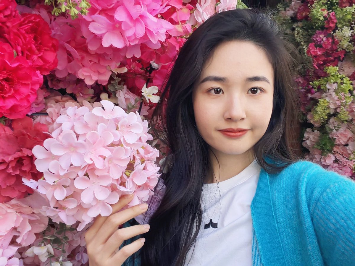 DianaWang240015's tweet image. A few seconds with the flowers — no thoughts. No gym, no numbers, no next thing. Just spring, and me.

和花站在一起的几秒钟，什么都没想。
没有健身，没有流量，没有下一件事。
只有春天，和我。
#springvibe #Tianjin #flowersandme #fyp #互关100