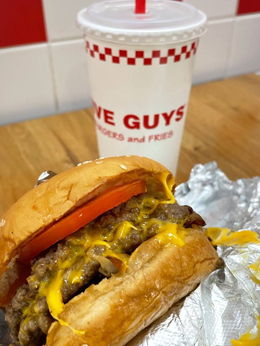 Selena69910's tweet photo. I love hamburgers!🍔 https://t.co/ePmVLrUvRs