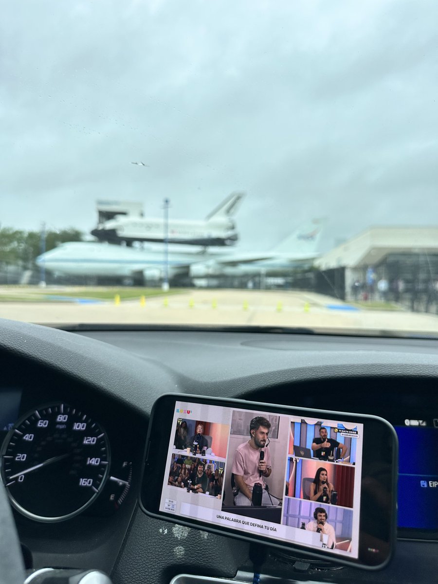 marcvaldezzz's tweet photo. @nadiedicenada_ @LuzuComunidad Feliz viernes gente linda!!! Los miro mientras trabajo! Saludos desde Houston Texas… ✨🤩 la ciudad espacial! https://t.co/kluzDhy77c