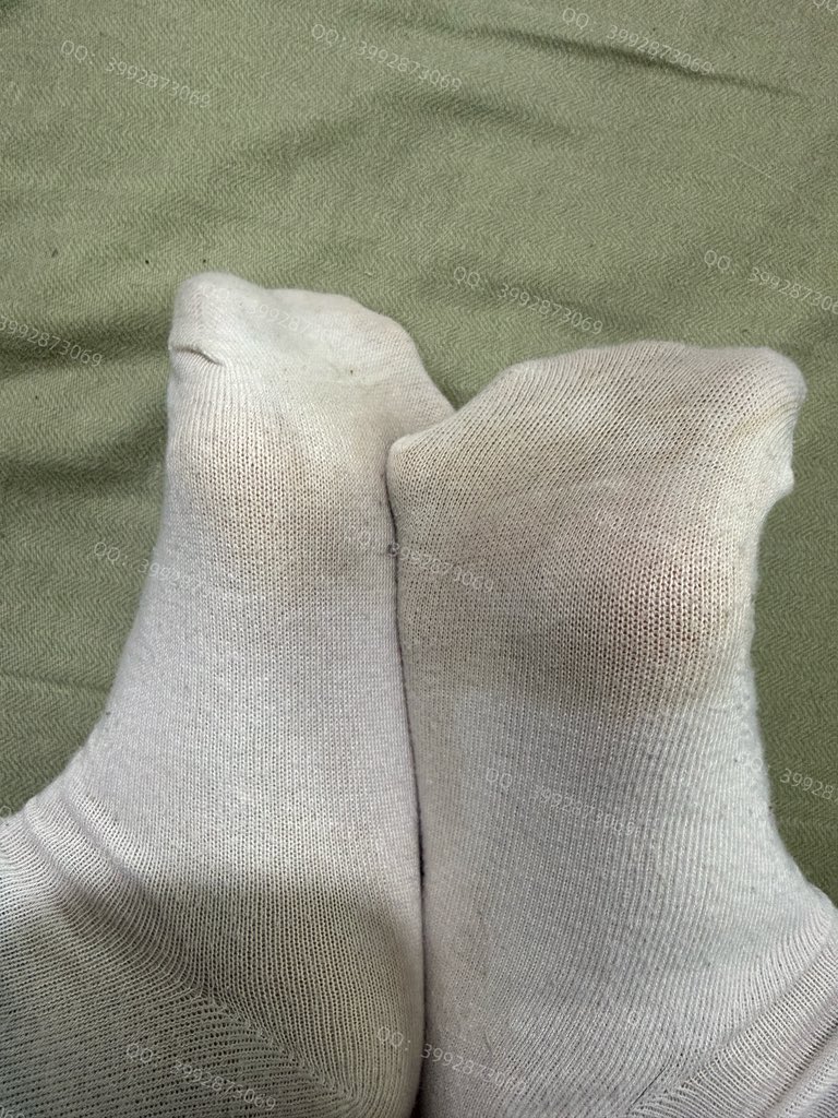 wei82445's tweet photo. 白色的棉袜已经被穿的脚尖发黄了 隔着屏幕能闻到酸臭味吗？ https://t.co/jWsj3hkRBb