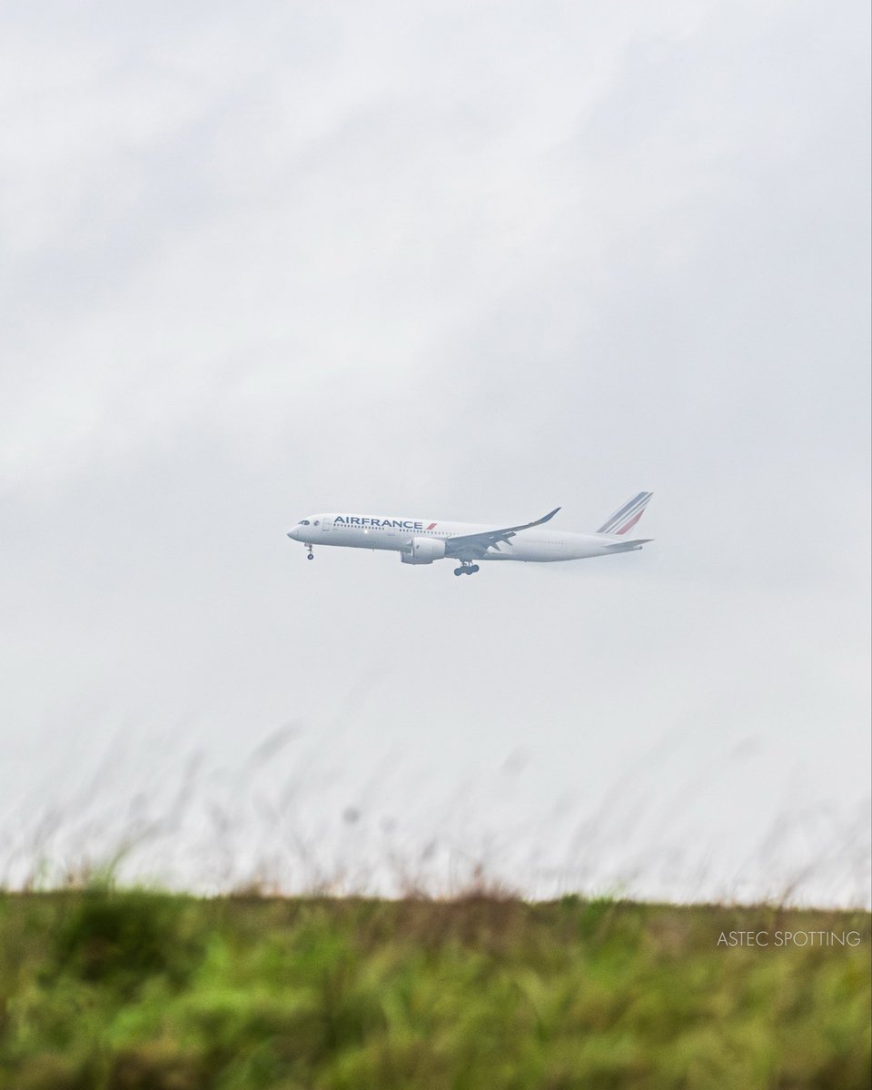 astecspotting's tweet image. La grâce du fleuron français 

L'Airbus A350-900 d'Air France en finale à CDG. Avec ses lignes fluides et son regard reconnaissable entre mille, il ne laisse jamais indifférent 🥹 

🛬 Immat : F-HTYJ
📸 Nikon Z6 ||l | 380 mm + crop
📍Paris CDG (LFPG)

#spotting #airfrance #avgeek