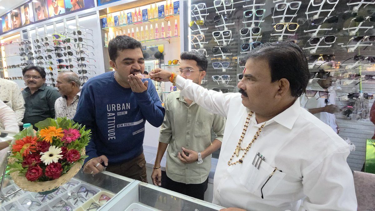 sanjaygaikwad34's tweet image. आज बुलढाणा शहरातील जयस्तंभ चौक येथे प्रो. प्रा. श्री. निसार शेख यांच्या “अमर ऑप्टिकल सेंटर”चे उद्घाटन माझ्या हस्ते उत्साहपूर्ण वातावरणात संपन्न झाले.

#inauguration #localbusiness #buldhana #shivsena #sanjaygaikwad