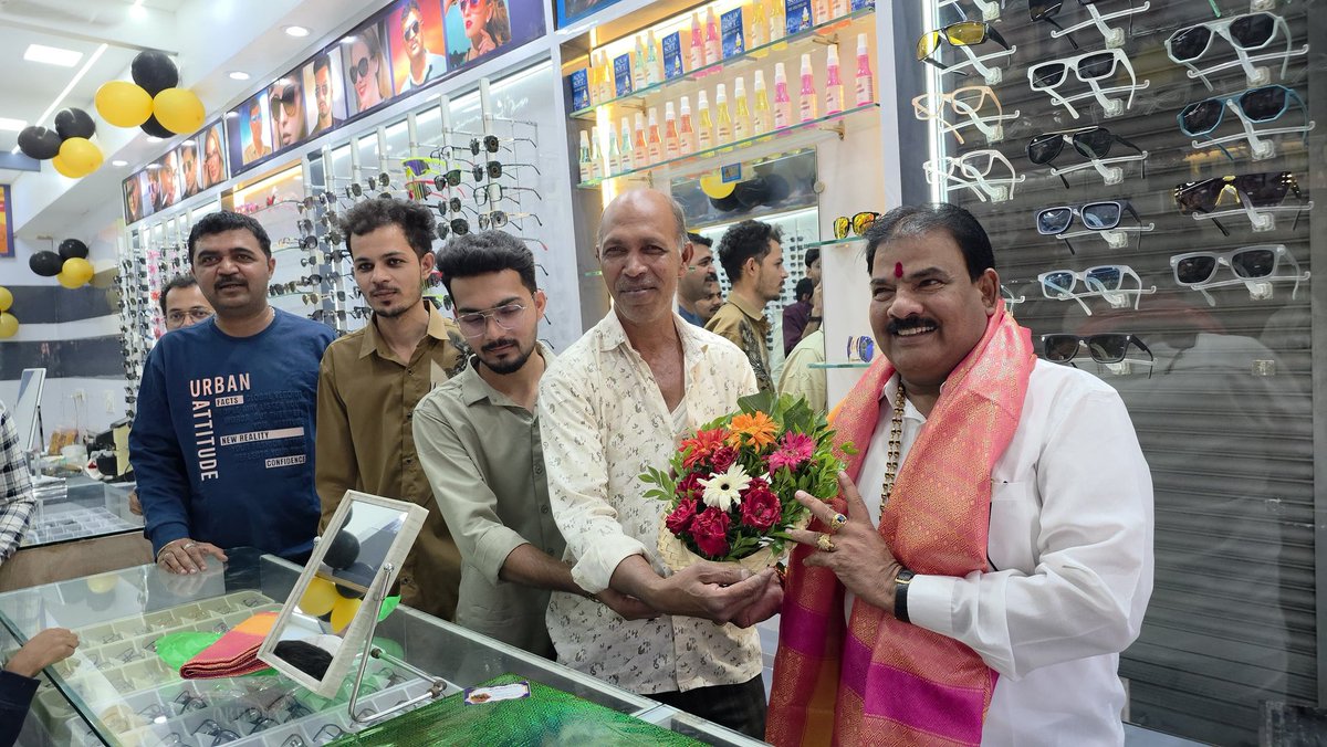 sanjaygaikwad34's tweet image. आज बुलढाणा शहरातील जयस्तंभ चौक येथे प्रो. प्रा. श्री. निसार शेख यांच्या “अमर ऑप्टिकल सेंटर”चे उद्घाटन माझ्या हस्ते उत्साहपूर्ण वातावरणात संपन्न झाले.

#inauguration #localbusiness #buldhana #shivsena #sanjaygaikwad