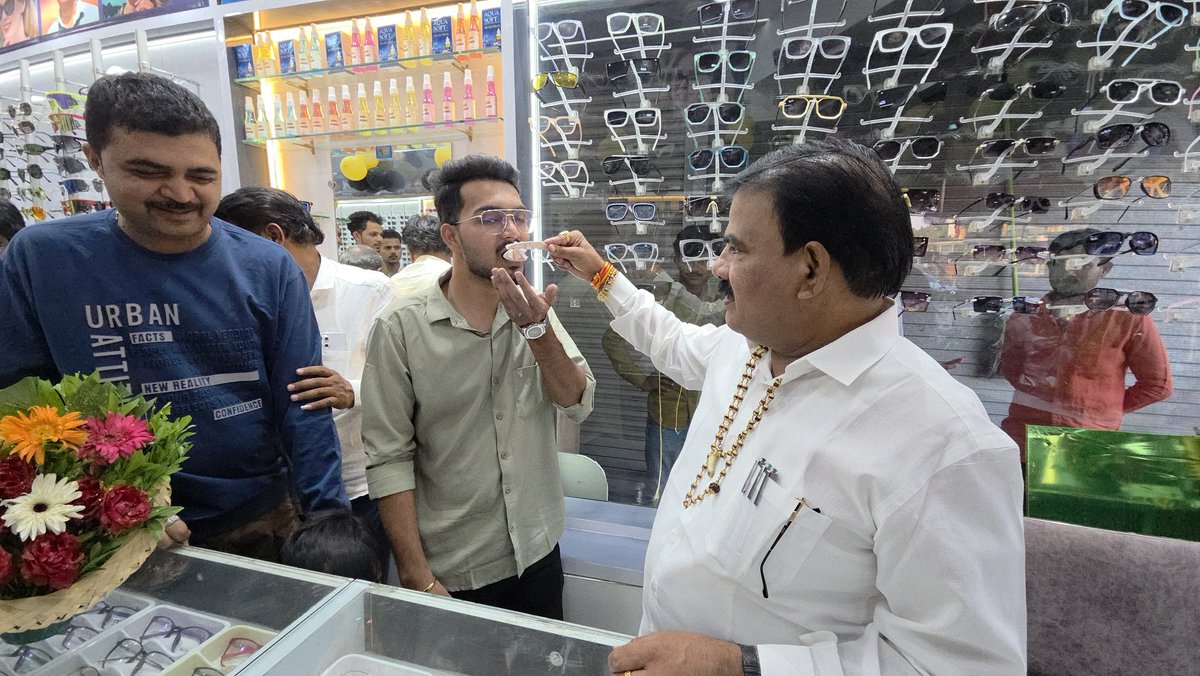 sanjaygaikwad34's tweet image. आज बुलढाणा शहरातील जयस्तंभ चौक येथे प्रो. प्रा. श्री. निसार शेख यांच्या “अमर ऑप्टिकल सेंटर”चे उद्घाटन माझ्या हस्ते उत्साहपूर्ण वातावरणात संपन्न झाले.

#inauguration #localbusiness #buldhana #shivsena #sanjaygaikwad