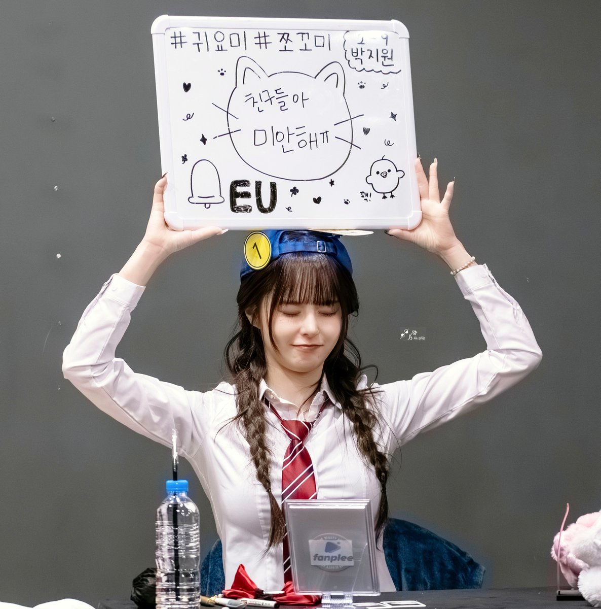 EVERGLOWRIDER's tweet image. 260405 CODE팬사인회                       
#EVERGLOW #에버글로우 #CODE 
#EVERGLOW_CODE #EU #이유 #박지원 
#죠니 #져니 #쟈니 #아기호랑이 #젼랑 
#젼끼 #병아리유 #뱀파이어원