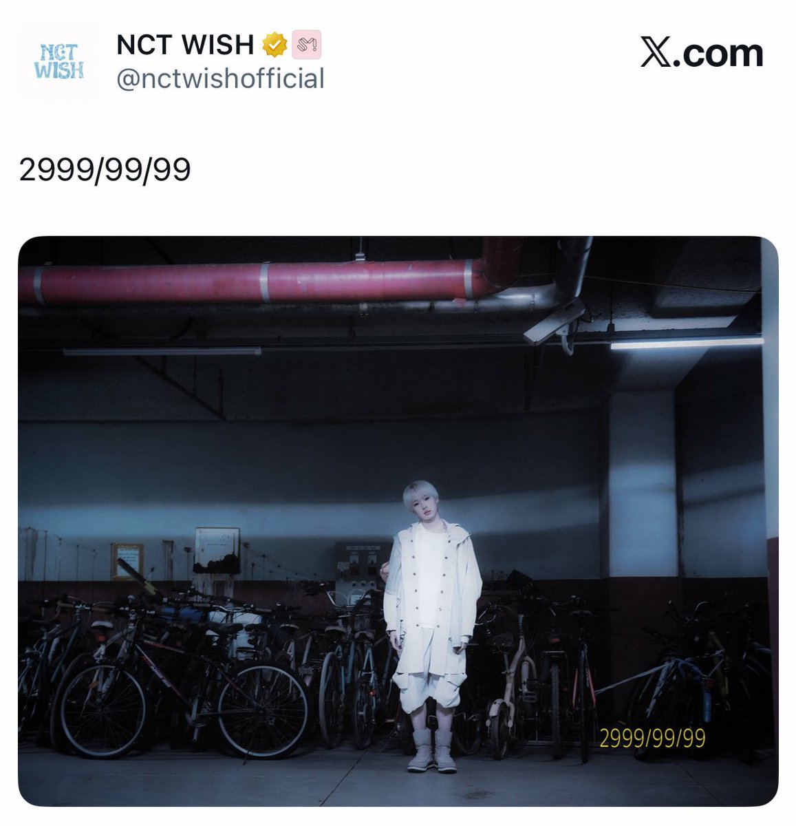 nct_wish_'s tweet photo. 【サクヤがエロスである可能性が高い理由】

・みんな他人のように過ごしているのにその中で、ユウシに目がとまるサクヤ

・サクヤがリクのパン屋さんへ行く写真
・星に反応するサクヤ　
↪︎ リクが夢で見た夢:『星のパンを全部買ったお客さんがいた』

・展示会や道で"白い家模型"に出会うシオンリョウジェ��
↪︎サクヤが持っていた白い家模型と同じ
↪︎ティザー映像に出てくる部屋とにている(半分違う色をしているから)

⚫︎アンテロスが転生した世界＝人間界なのに
・転生後の写真、メンバーみんなは服装に変化があり普通の日常を過ごしているのがわかるが、サクヤだけ服装が変わらない

・2999/99/99に取られた写真
↪︎人間が住む世界では絶対にない日付

エロス(サクヤ)が人間界にやってきて、5人のアンテロスに約束を思い出させようとしてそう…😭
